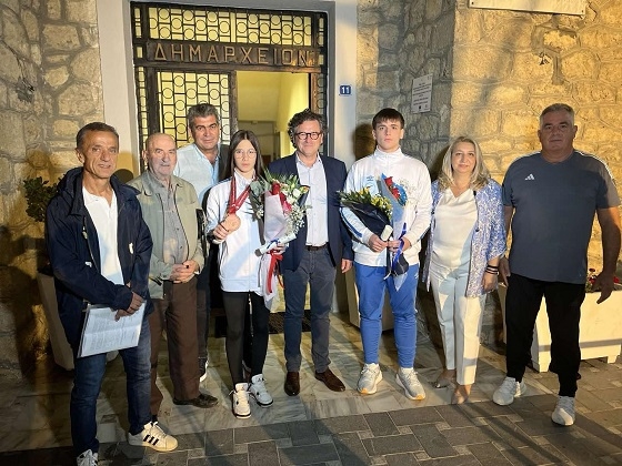 Οι δύο αθλητές του Έβρου κατά την υποδοχή τους στην Ορεστιάδα.